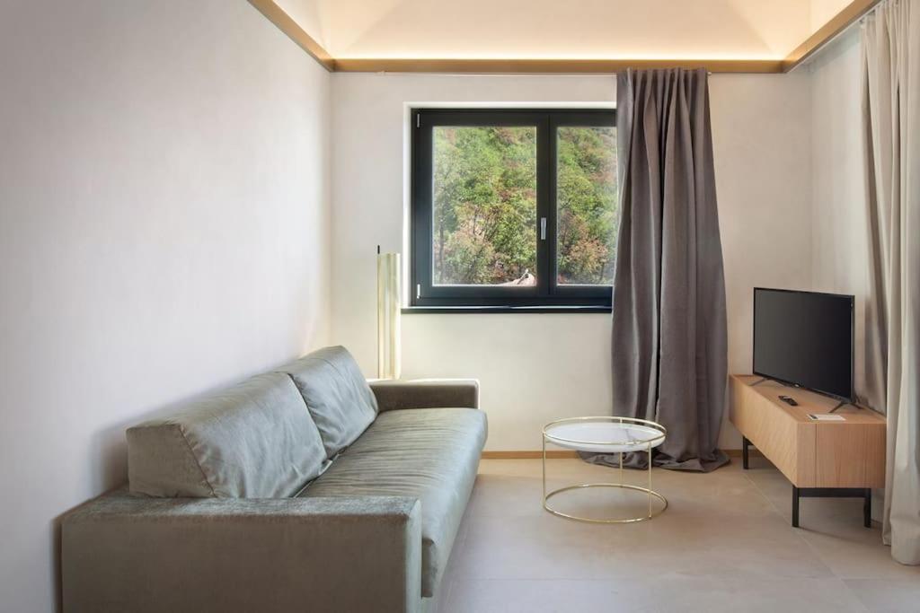 Villa Divina - Apt Divina Con Piscina E Vista Lago 카스텔레토디브렌조네 외부 사진